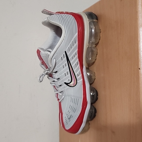 NIKE AIR VAPORMAX 360 SIZE 10 VAST GREY/WHITE-PARTICLE GREY AND RED. - Picture 8 of 17